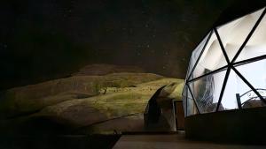 亚喀巴Bronze Mountains Camp Wadi Rum的一间带床的卧室,位于带窗户的房间内