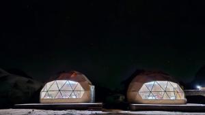 亚喀巴Bronze Mountains Camp Wadi Rum的两栋带窗户的圆顶建筑