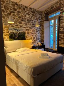 KanáliaΕn Kanaliois的卧室设有一张砖墙内的大床
