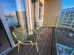 斯沃尔韦尔Luxury penthouse apt with amazing views的阳台配有两把椅子和窗户。