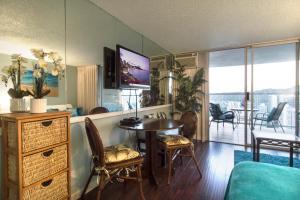 檀香山Island Colony 4309 - 30-Night Minimum的客厅设有餐桌和电视