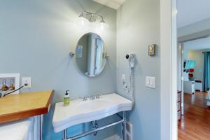 维恩亚德海文The Mermaid Suite的浴室设有白色水槽和镜子