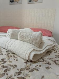 伦德La Villetta的床上的一大堆毛巾
