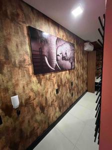 本图贡萨尔维斯Lindo e aconchegante的一间墙上的大象照片的房间