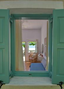 斯特尼瓦拉阿奥索斯Casa Kalypso的透过玻璃门可欣赏到卧室的景色