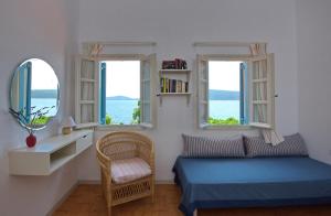 斯特尼瓦拉阿奥索斯Casa Kalypso的一间卧室配有一张床、一把椅子和窗户。