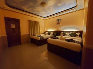 奥斯洛布新村山林小屋的酒店客房设有两张床和天花板