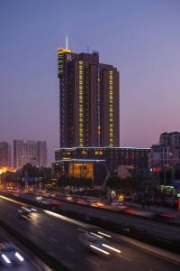 武汉武汉光明万丽酒店的高速公路前方有交通的大建筑