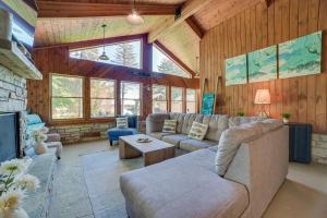 卡尔卡斯卡Lakefront Kalkaska Cottage with Fire Pit!的带沙发和壁炉的客厅