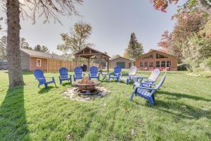 卡尔卡斯卡Lakefront Kalkaska Cottage with Fire Pit!的院子里火坑周围的一组椅子