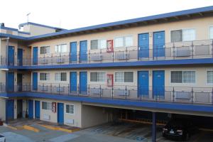 旧金山冲浪汽车旅馆的公寓大楼设有蓝色门和停车场