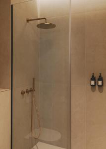 巴塞罗那Casa Llimona Hotel Boutique的淋浴间设有玻璃淋浴间门