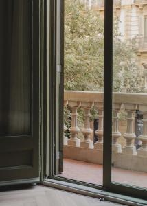 巴塞罗那Casa Llimona Hotel Boutique的开放式门,可眺望阳台