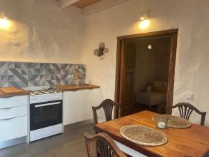 TabayescoFinca Petite Vineyard的厨房配有桌子和炉灶。 顶部烤箱