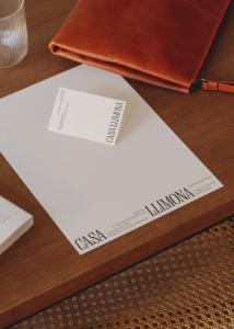 巴塞罗那Casa Llimona Hotel Boutique的一张桌子上的白纸,上面有钱包