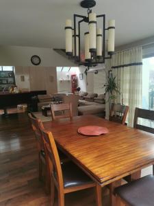 温哥华温暖的家的餐桌、椅子和客厅