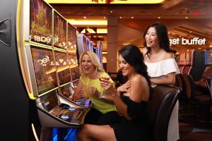 拉斯维加斯Palace Station Hotel & Casino的三个女人在老虎机上玩电子游戏