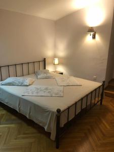 巴统Cozy Guest House in Old Batumi的一间卧室配有一张带白色床单的大床
