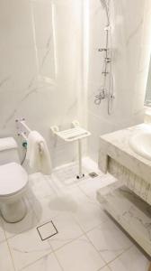 吉赞برج بيات的白色的浴室设有卫生间和水槽。