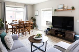 雷夫尔斯托克The Mackenzie Haven的带沙发、电视和桌子的客厅