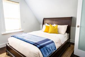 雷夫尔斯托克The Revelstuck Hut - Downtown Revelstoke的一间卧室配有黄色和蓝色枕头的床