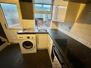 巴恩斯利Perfect Group/Contractors Home的厨房配有洗衣机和水槽