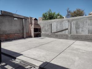 BarraqueroCasa Obrien的水泥墙,水泥地板和砖炉