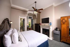 圣地亚哥霍顿大酒店的卧室配有白色的床和壁炉