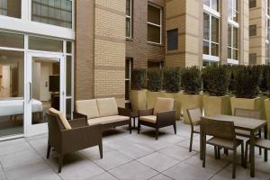 列克星敦Residence Inn by Marriott Lexington City Center的一座带桌椅的庭院和一座建筑