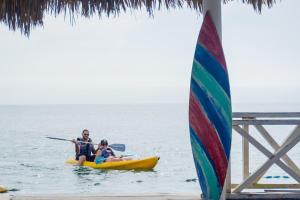 Tintipan IslandTintipan Hotel的两人在海上划皮艇