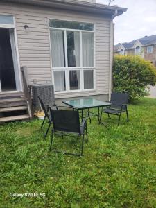 渥太华Private Room 2的庭院里设有两把椅子和一张玻璃桌