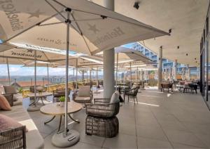 米德兰Luxury Haven at Ellipse Waterfall的一间带桌椅和遮阳伞的餐厅
