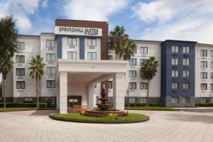 杰克逊维尔Springhill Suites Jacksonville的一座建筑前有喷泉的酒店