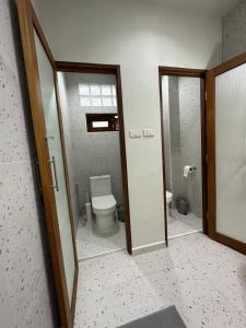Haad PleayleamBlessings Home & Café的一间带卫生间和玻璃门的浴室