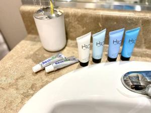 麦卡伦NEW! Luxury Apt, 5 min from Mall, Airport, & Dine!的台面上带牙刷和牙膏的水槽