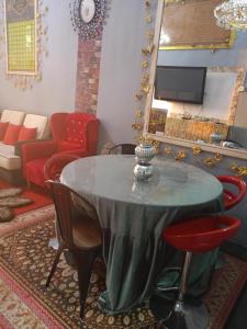 小笨珍Homestay ALHAQIM的客厅配有桌椅
