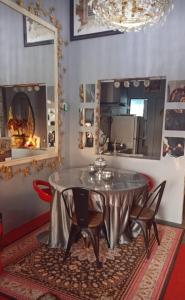 小笨珍Homestay ALHAQIM的一间带桌椅和壁炉的用餐室