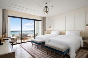 弗尼迪克The St. Regis La Bahia Blanca Resort - Tamuda Bay的酒店客房设有两张床和一个阳台。