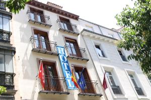 马德里太阳门米拉多酒店的前面有旗帜的建筑