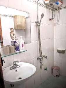 Kỳ VĩTruong Yen Hotel Ninh Binh的一间带水槽和镜子的浴室