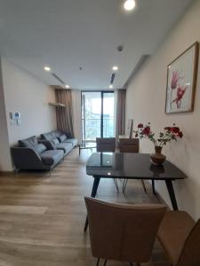 兴安Ecopark SolForest - Yuki Homestay的客厅配有桌子和沙发