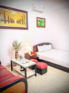 Kỳ VĩTruong Yen Hotel Ninh Binh的酒店客房配有一张床铺和一张桌子。