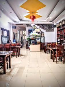 Kỳ VĩTruong Yen Hotel Ninh Binh的餐厅设有桌椅和大型星空天花板。