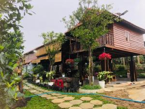 Phu YenHomestay Highland Garden的前面有花园的房子