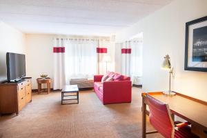 哥伦布哥伦布-北极星福朋喜来登酒店的客厅配有粉红色的沙发和电视