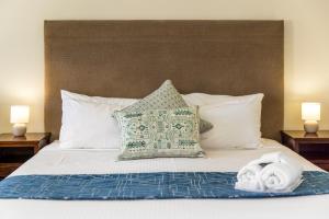 科夫斯港星座酒店汽车旅馆的一张带毛巾的床和两盏灯