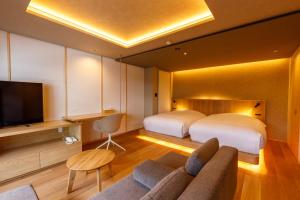 十日町松之山温泉玉城屋日式旅馆的酒店客房设有两张床和电视。