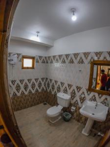 埃拉Mountain Range Cottage的一间带水槽、卫生间和镜子的浴室