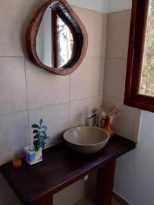 普尔马马尔卡Luna Jatun的一间带碗水槽和镜子的浴室