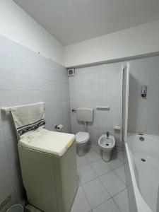 墨西拿La casa di Dafne的白色的浴室设有卫生间和坐浴盆。